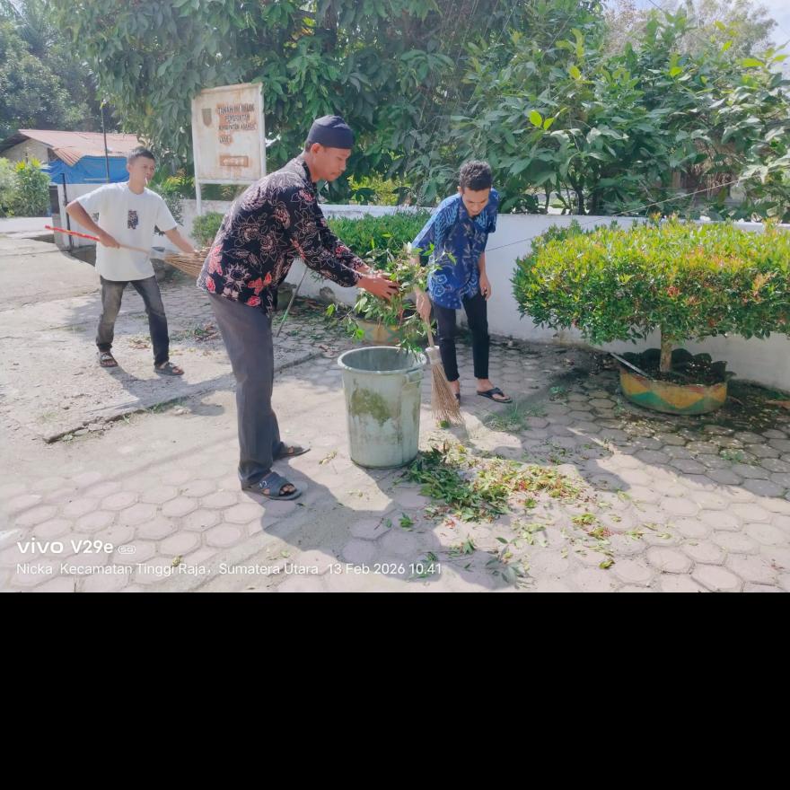 GOTONG ROYONG PERANGKAT DESA, KEPALA DUSUN, BPD DAN LPM DI LINGKUNGAN KANTOR KEPALA DESA